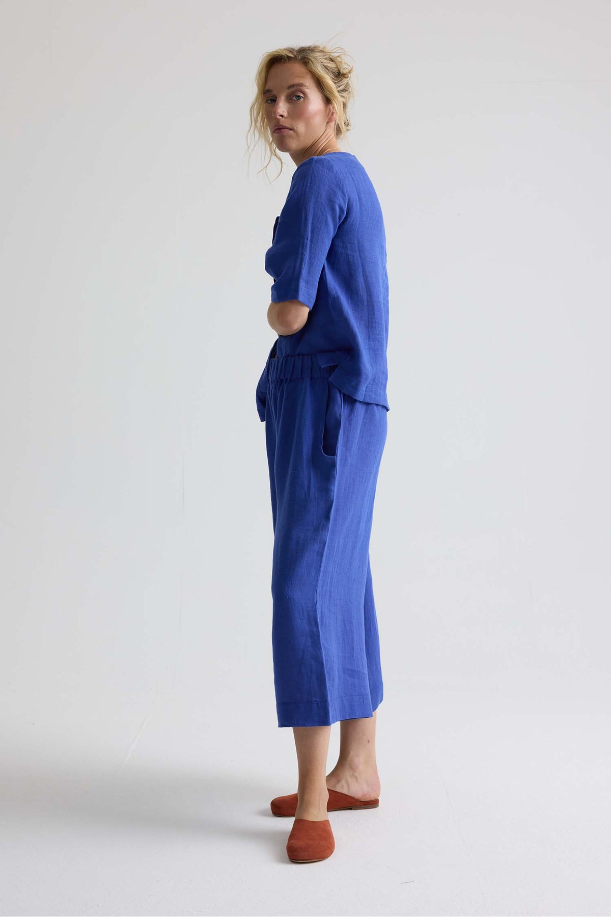Relaxed Linen Scoop Neck Top In Bluing