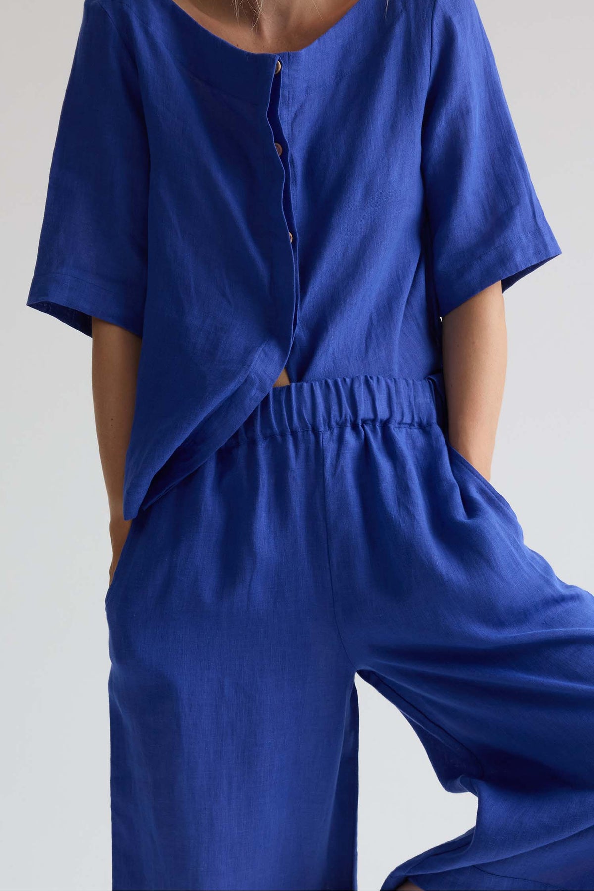 Relaxed Linen Scoop Neck Top In Bluing