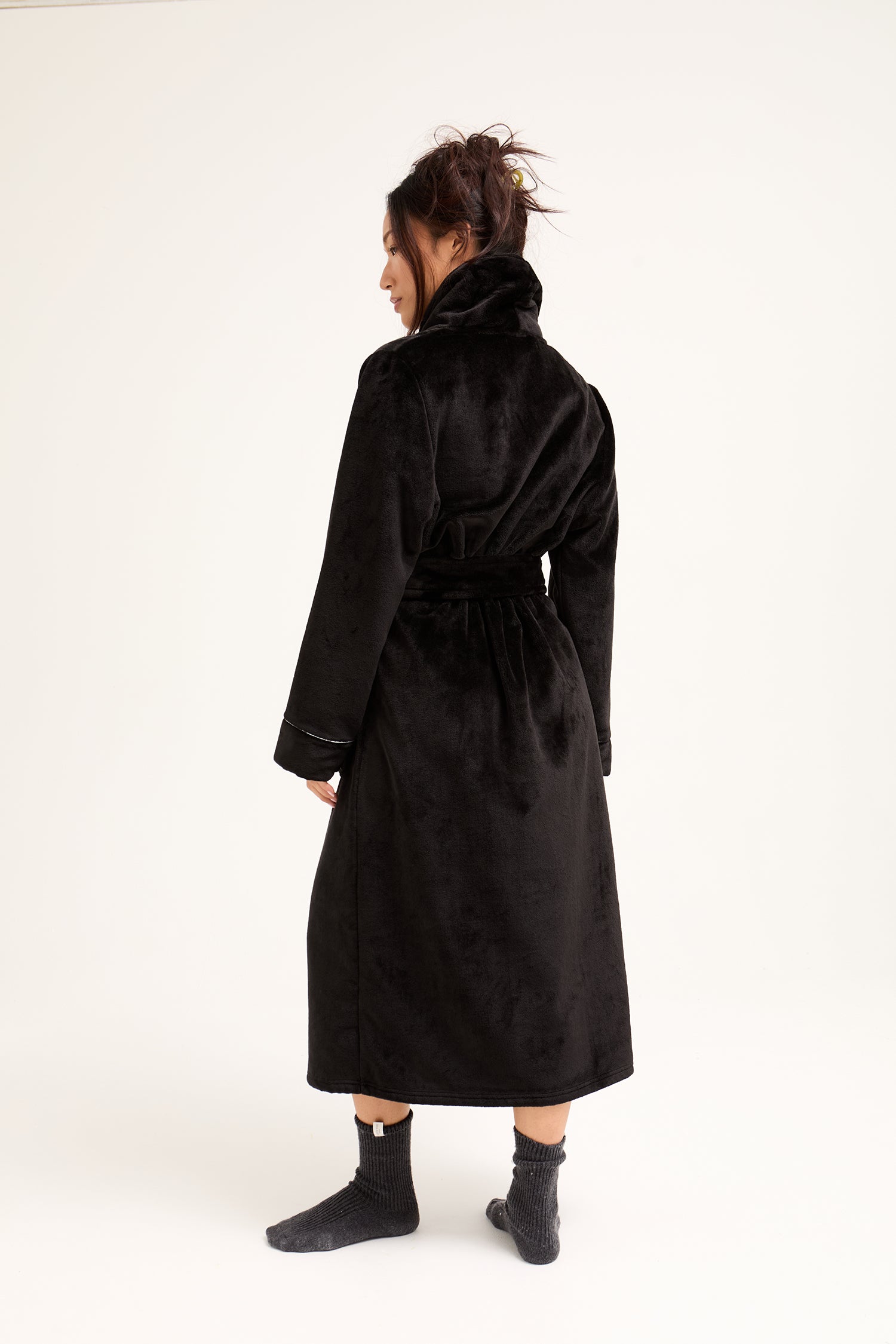 Super Plush Robe in Black - Robes
