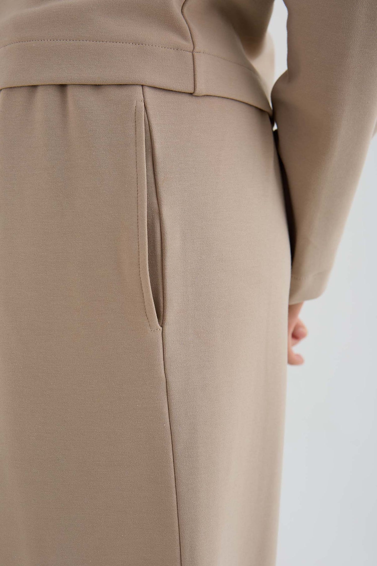 Bamboo Fleece Barrel Joggers In Silver Mink