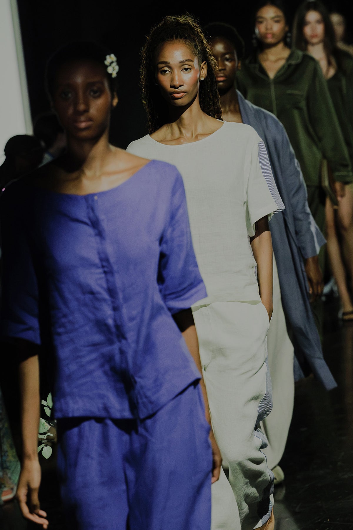 Relaxed Linen Scoop Neck Top In Bluing