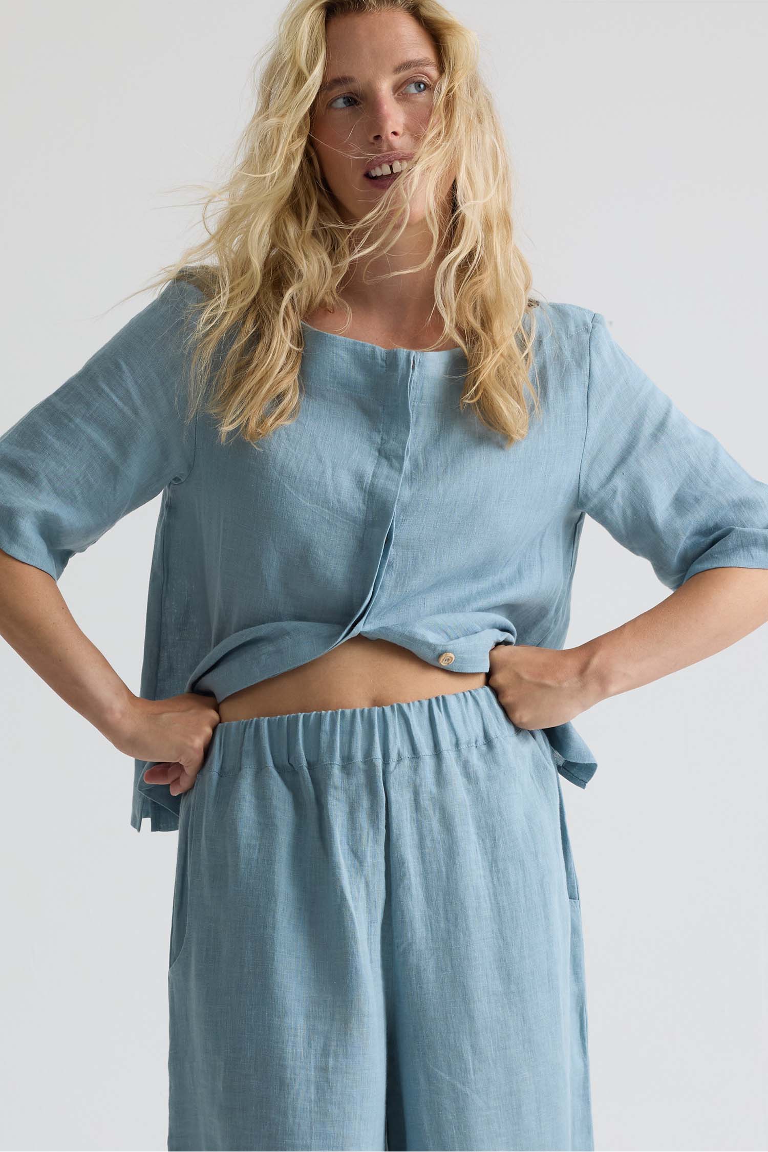 Relaxed Linen Scoop Neck Top In Blue Haze
