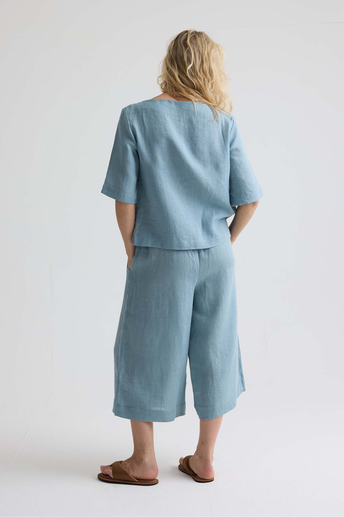 Relaxed Linen Scoop Neck Top In Blue Haze
