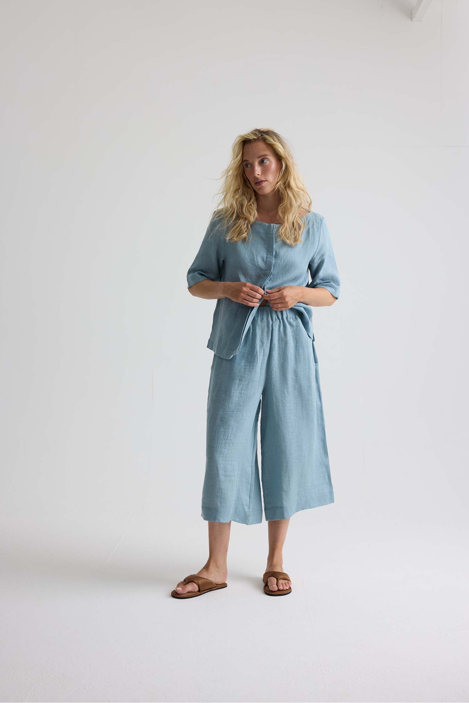 Relaxed Linen Scoop Neck Top In Blue Haze