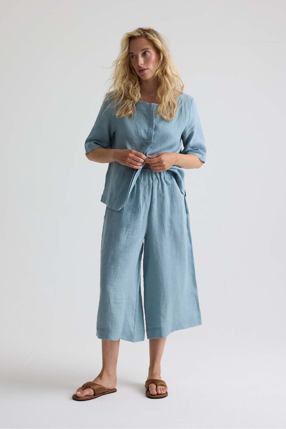 Relaxed Linen Scoop Neck Top In Blue Haze