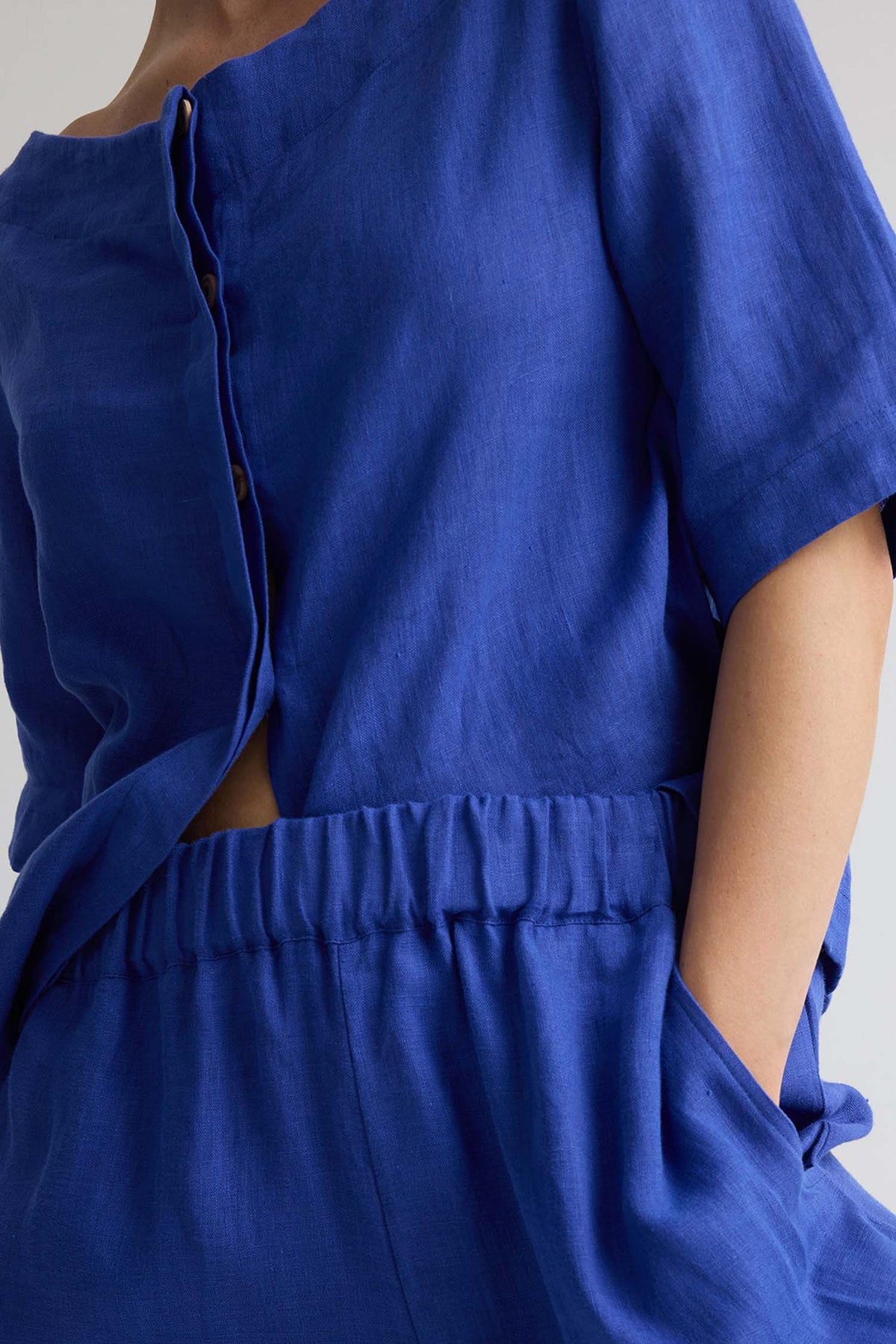 Relaxed Linen Scoop Neck Top In Bluing