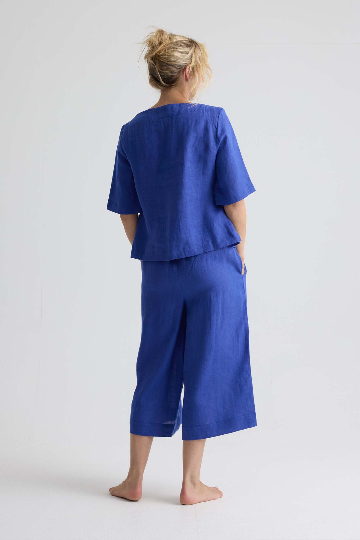Relaxed Linen Scoop Neck Top In Bluing