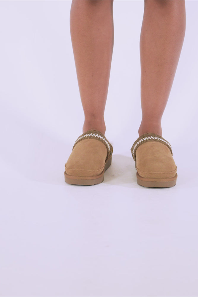 
                  
                    Load and play video in Gallery viewer, Hallie Sheepskin Multiway Slippers in Chestnut
                  
                